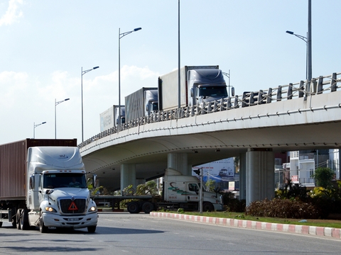 Không tin trạm cân, tài xế xe tải nằm chờ suốt đêm